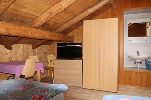 Twin Room, 2 Single Beds, Shared Bathroom