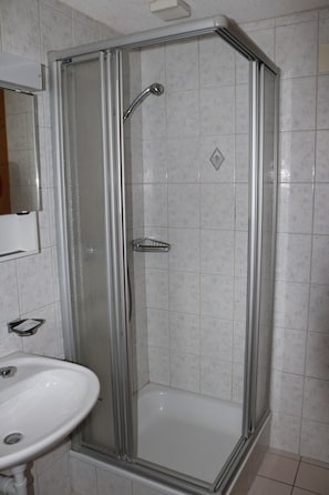 Family Quadruple Room, Ensuite | Bathroom | Shower, hair dryer, towels, toilet paper