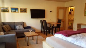 Apartment, Balkon (Berghex) | Essbereich im Zimmer