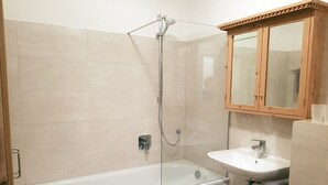 Apartment, Balkon (Berghex) | Badezimmer | Dusche, Haartrockner, Handtücher, Toilettenpapier