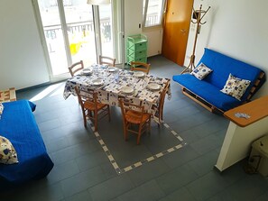 Ferienhaus, 2 Schlafzimmer, Balkon, Stadtblick | Wohnbereich