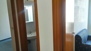 A bathroom with a sink, mirror, and toilet. - Casa Vacanze "afrodite" Centro Storico Otranto, Salento 6 Posti (Otranto)