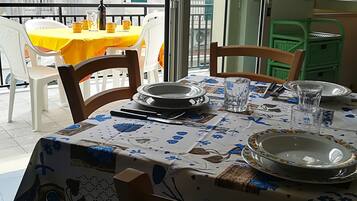 House, 2 Bedrooms, Balcony, City View | Dining