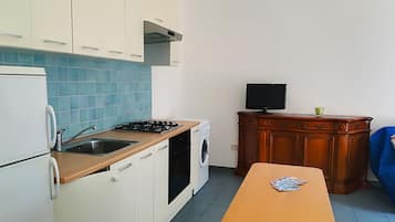 House, 2 Bedrooms, Balcony, City View | Private kitchen