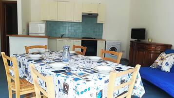 House, 2 Bedrooms, Balcony, City View | Dining
