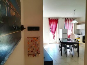 Rumah, 1 kamar tidur, balkon, pemandangan kota | Tempat makan