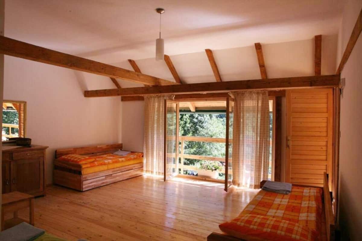 Habitación, varias camas | 2 habitaciones, cunas gratuitas, wifi gratis y ropa de cama