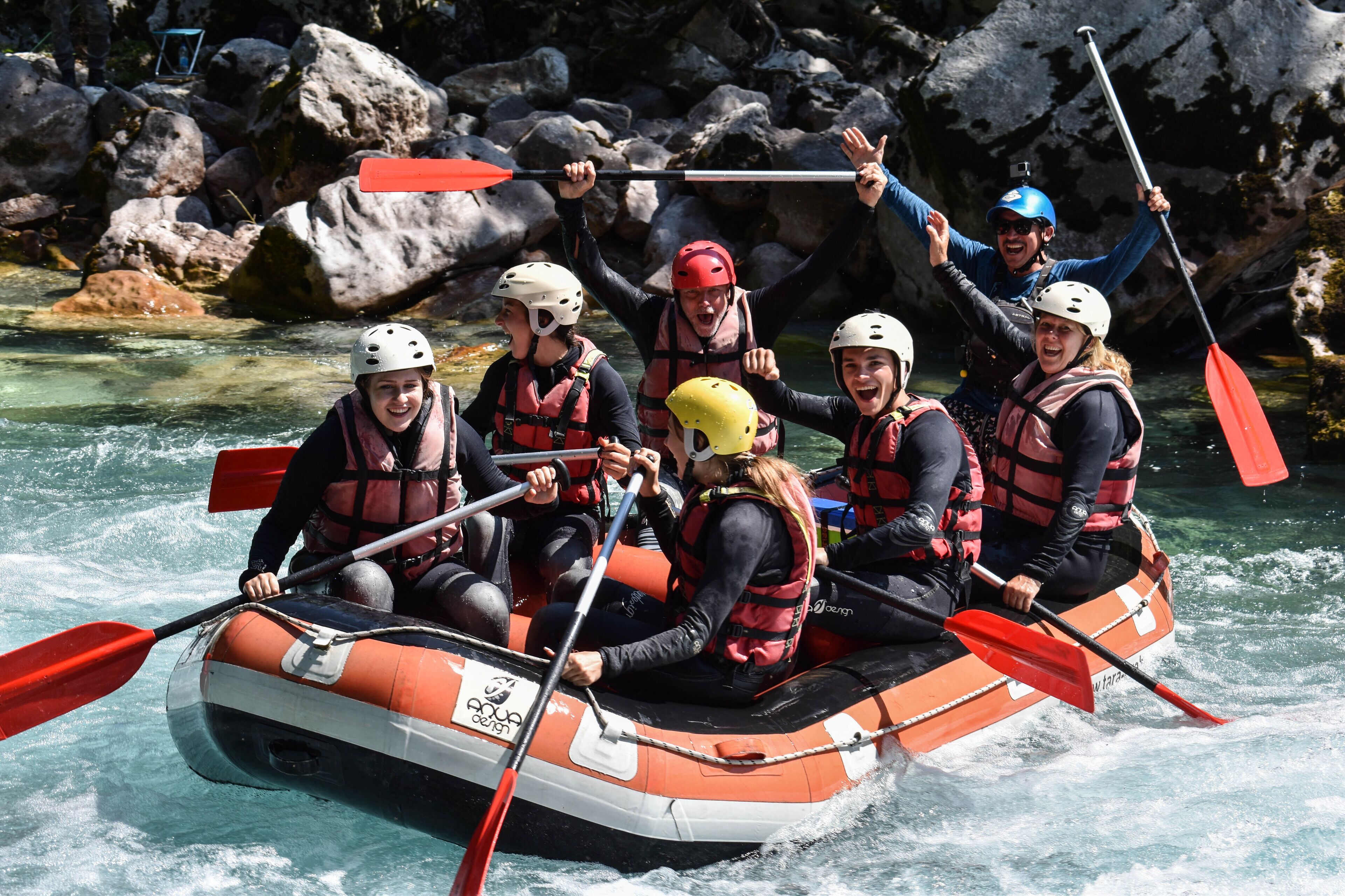 Un grupo de personas en una balsa navegando por un río.
