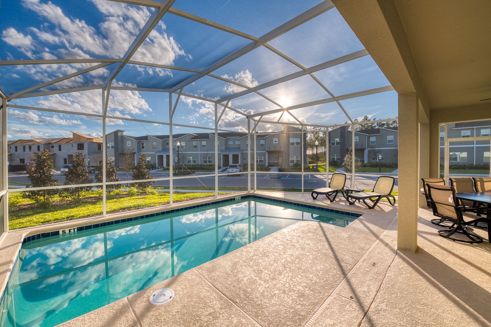 Una piscina al aire libre, una piscina climatizada