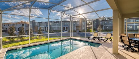 Una piscina al aire libre, una piscina climatizada