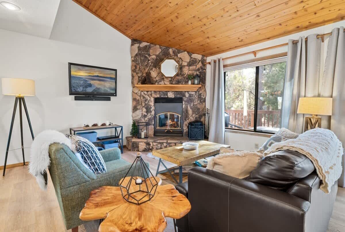 Televisión, chimenea, reproductor de DVD y oficina 