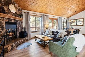 テレビ、暖炉、DVD プレーヤー、書斎 / ワークスペース