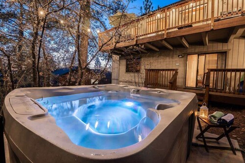 Game Room,  Hot Tub, Views, Jetted bathtub. BBQ.