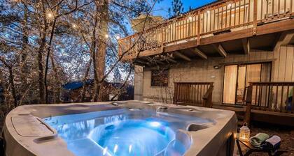 Game Room, Hot Tub, Views, Jetted bathtub. BBQ.
