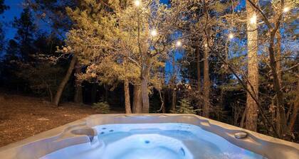 Game Room, Hot Tub, Views, Jetted bathtub. BBQ.