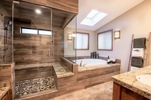 Badkar, hårtork, handdukar och schampo