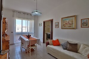 House, 2 Bedrooms, Balcony, City View | Living area