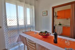 Ferienhaus, 2 Schlafzimmer, Balkon, Stadtblick | Eigene Küche