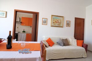 House, 2 Bedrooms, Balcony, City View | Interior
