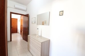 House, 2 Bedrooms, Balcony, City View | Interior