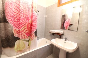 Casa, 2 habitaciones, balcón, vistas a la ciudad | Baño