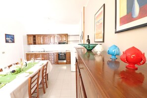 Ferienhaus, 2 Schlafzimmer, Balkon, Stadtblick | Esszimmer