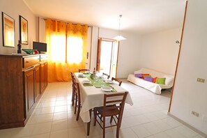 Ferienhaus, 2 Schlafzimmer, Balkon, Stadtblick | Speisen