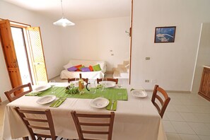 Ferienhaus, 2 Schlafzimmer, Balkon, Stadtblick | Speisen