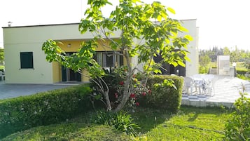 Vila, 3 quartos, vista para o jardim | Fachada