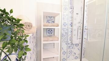 House, 1 Bedroom, Terrace, City View | Bathroom shower
