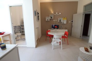 Hus - 1 sovrum - terrass - utsikt mot staden | Interiör
