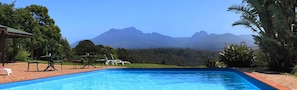 Piscine extérieure, parasols de plage, chaises longues