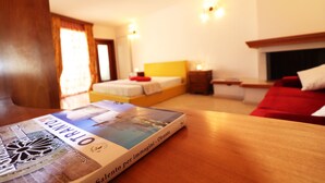 1 chambre, fer et planche à repasser