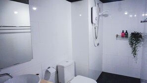 Bathroom - The Dwellings - Cormfy & cozy short break getaway (Damansara Perdana)