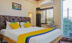 Desk, soundproofing, rollaway beds, free WiFi - Punest Hospitality & Hotel (Pune)