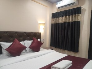 Desk, soundproofing, rollaway beds, free WiFi - Punest Hospitality & Hotel (Pune)