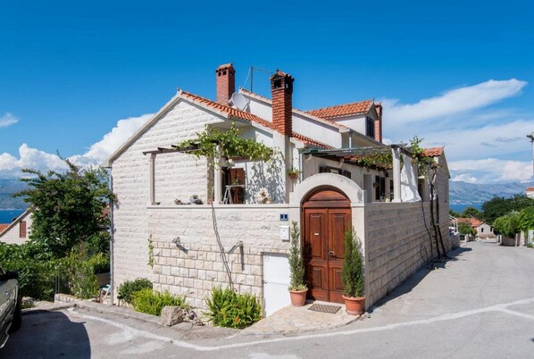 المنشأة من الخارج