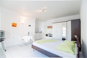 Studio (Studio Apartment with Terrace) | 1 bedroom, iron/ironing board, bed sheets