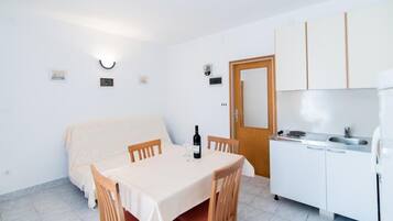 Apartemen (One Bedroom Apartment with Terrace) | Makan di kamar