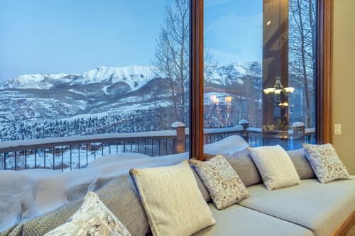 Experience the San Sophia Ridge View House, 2 Ski Passes, Private Hot Tub