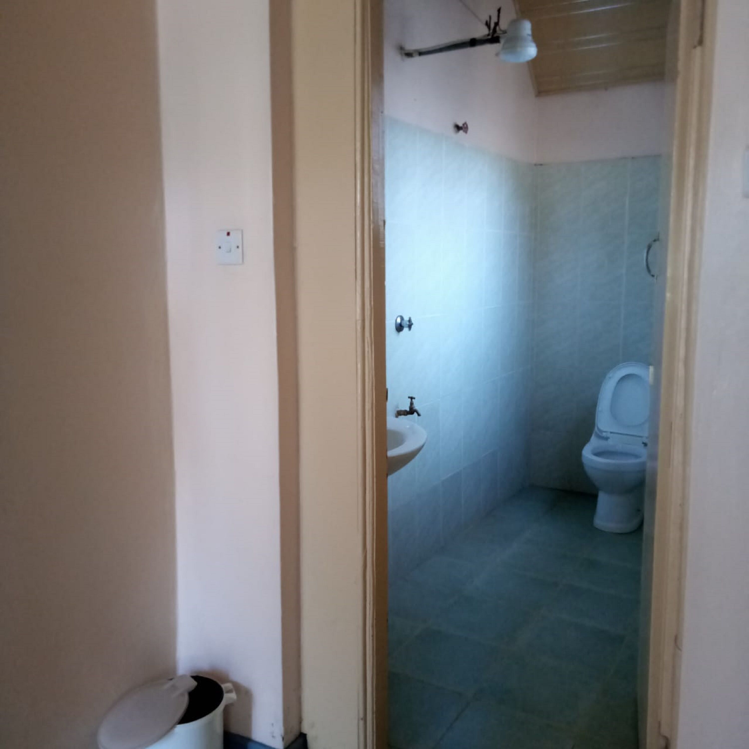 Single Room | Bathroom | Shower, rainfall showerhead, towels, soap