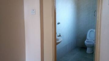 Single Room | Bathroom | Shower, rainfall showerhead, towels, soap