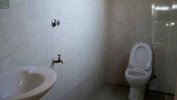 Single Room | Bathroom | Shower, rainfall showerhead, towels, soap