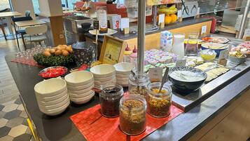Un área de bufé con diferentes opciones de comida y salsas.