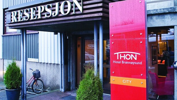 A hotel entrance with a sign reading 'RESEPSJON' and 'THON Hotel Bronnøysund CITY'. - Thon Hotel Bronnoysund (Brønnøy)