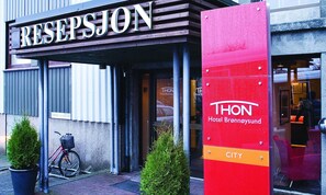 Entrada de un hotel con un letrero que dice 'RESEPSJON' y 'THON Hotel Bronnøysund CITY'.