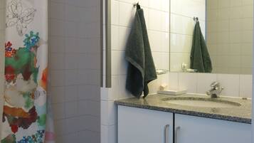 Appartement Classique | Salle de bain | Douche, sèche-cheveux, serviettes fournies, savon