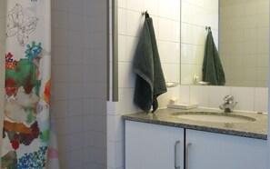 Classic-Apartment | Badezimmer | Dusche, Haartrockner, Handtücher, Seife