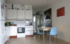 Apartament clàssic | Cuina privada | Frigorífic gran, microones, placa de cuina i rentaplats 