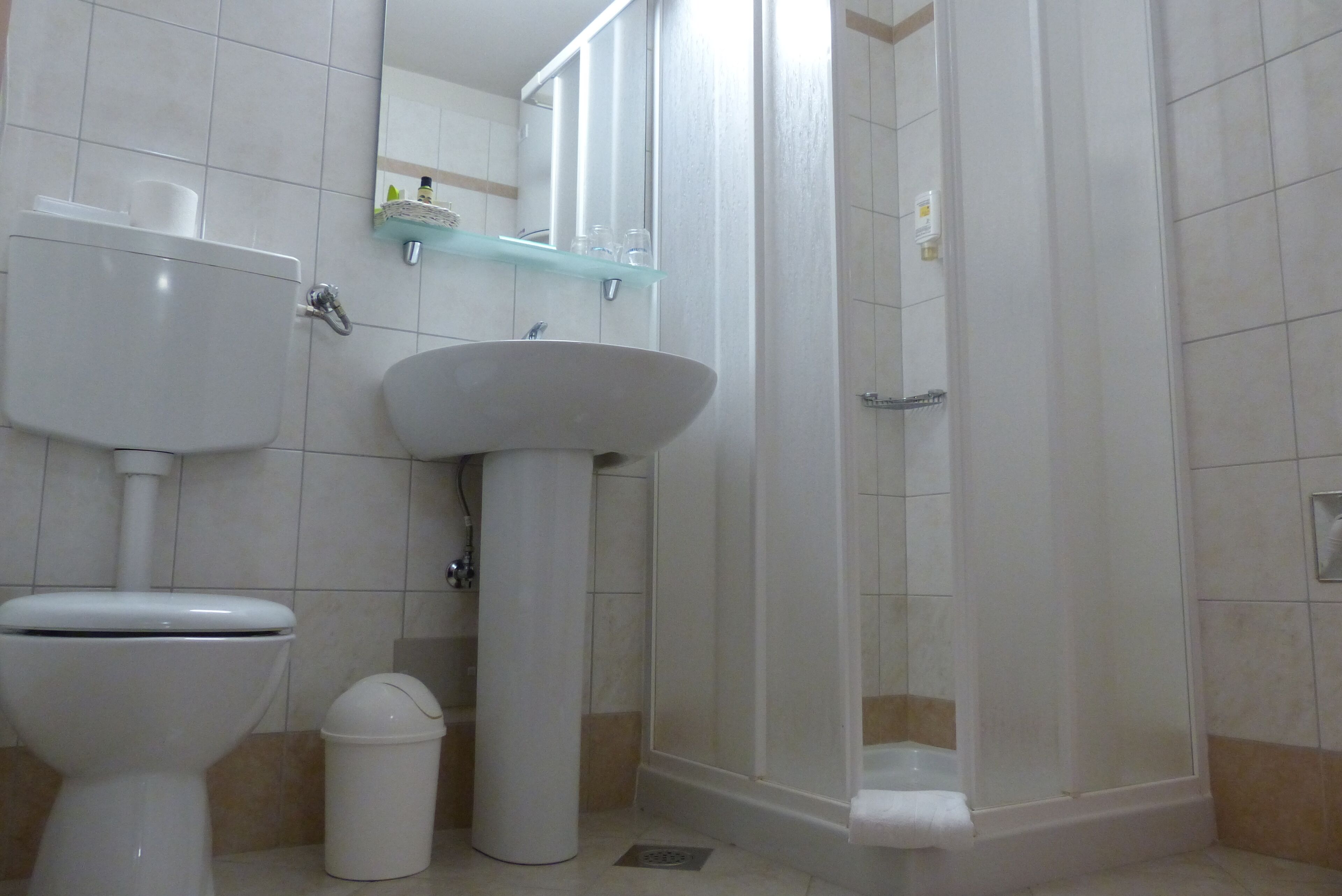 Un baño con inodoro, lavamanos y ducha.